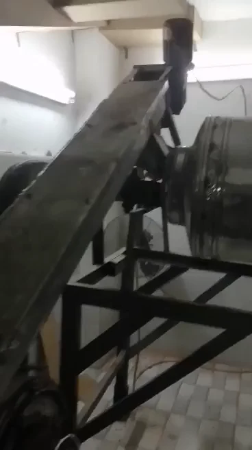 نظرة أقرب إلى معدات على خط التجهيز.