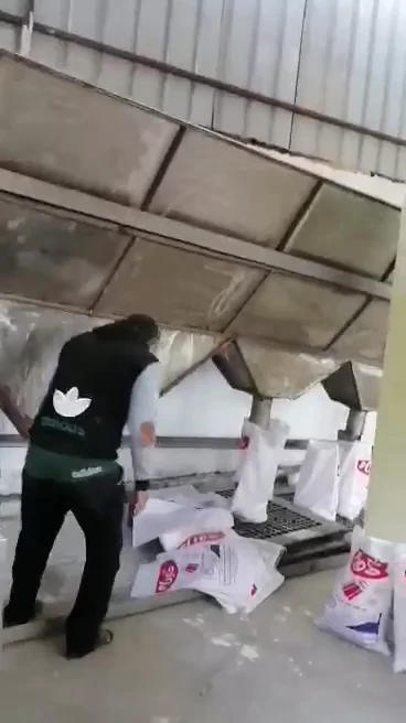 لقطات للمعدات والمواد داخل منطقة العمل.
